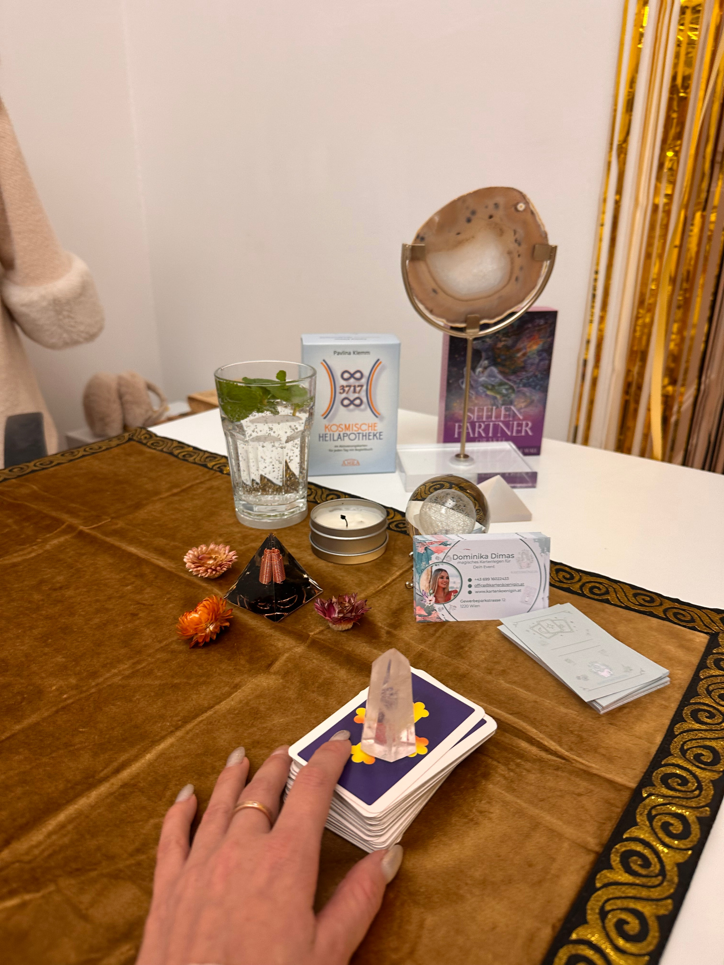 Professionelles Tarot-Kartenset auf einem stilvoll dekorierten Tisch