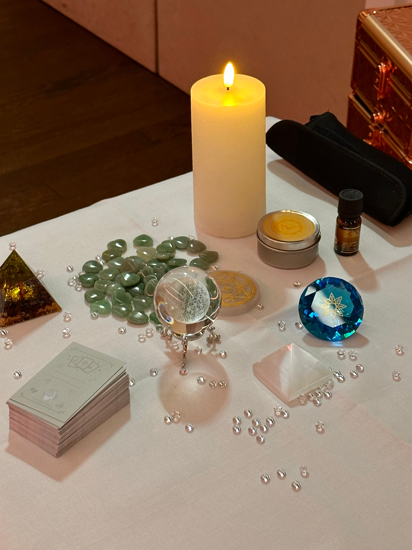 Heilsteine und Kristalle neben Tarot-Karten bei einer Kartenlegung